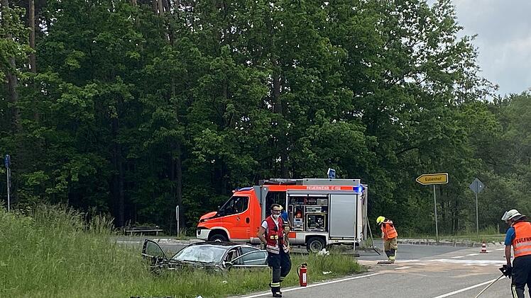 Rettungswagen verunfallt auf Einsatzfahrt: Drei Personen verletzt