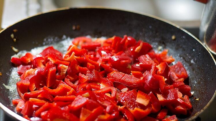 Das Braten ohne Öl funktioniert beispielsweise schon in einer beschichteten Pfanne.