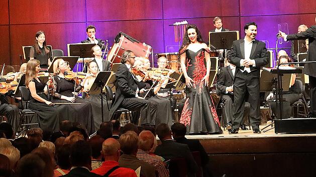 Ein spielfreudiges Orchester und die zwei bühnenpräsenten Solisten Eugenia Dushina und Jesús León begeisterten ihr Publikum.