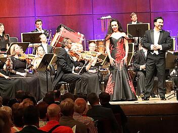 Ein spielfreudiges Orchester und die zwei bühnenpräsenten Solisten Eugenia Dushina und Jesús León begeisterten ihr Publikum.