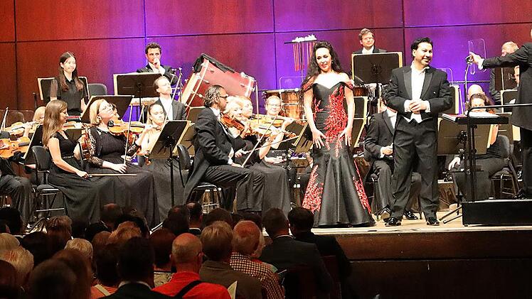 Ein spielfreudiges Orchester und die zwei bühnenpräsenten Solisten Eugenia Dushina und Jesús León begeisterten ihr Publikum.