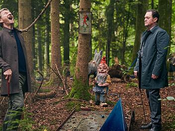 Beim Minigolfspielen im M&auml;rchenwald kommen Stefan Schwab (Michael Kessler, links) und Kommissar Thomas Falber (J&uuml;rgen Tonkel) auf andere Gedanken.