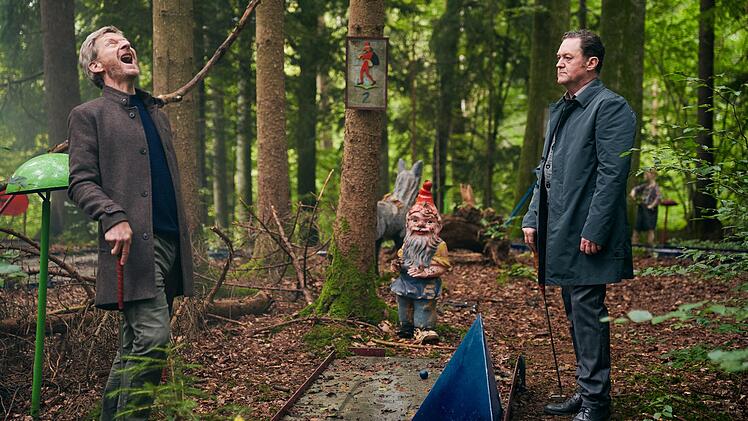 Beim Minigolfspielen im Märchenwald kommen Stefan Schwab (Michael Kessler, links) und Kommissar Thomas Falber (Jürgen Tonkel) auf andere Gedanken.