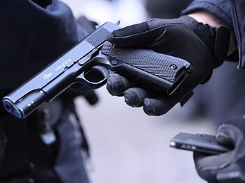 Ansbach: Sch&uuml;sse auf offener Stra&szlig;e - Polizei stellt Waffe sicher