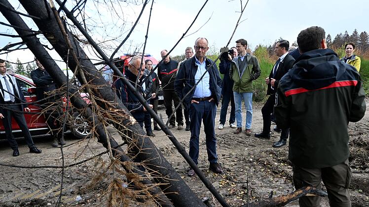 Bundeskanzler Merz besucht Waldbrandgebiet in H&uuml;rtgenwald