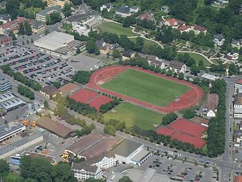 Der Ketschenanger und die Benno-Benz-Anlage aus der Luft: Der Bebauungsplanentwurf "Coburgs neuer Süden",  sieht die neue Sporthalle ungefähr dort vor, wo sich heute das Sportheim der Coburger Turnerschaft befindet. Foto: CT-Archiv/Jochen Nützel