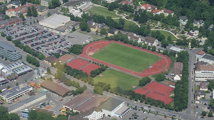 Der Ketschenanger und die Benno-Benz-Anlage aus der Luft: Der Bebauungsplanentwurf "Coburgs neuer Süden",  sieht die neue Sporthalle ungefähr dort vor, wo sich heute das Sportheim der Coburger Turnerschaft befindet. Foto: CT-Archiv/Jochen Nützel