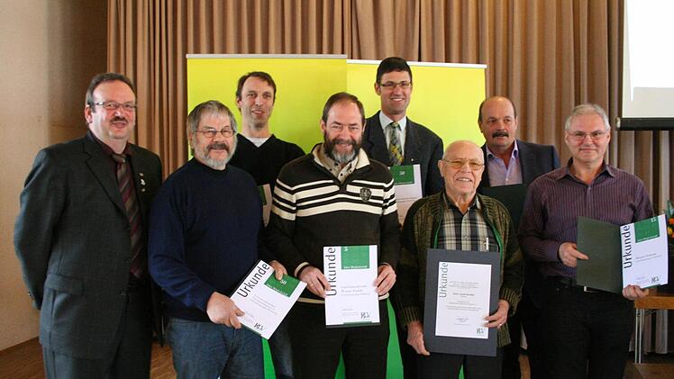 Elmar Gimperlein, BGV-Bezirksvorsitzender (links), mit Vertretern beziehungsweise Inhabern geehrter Mitgliedsbetriebe.