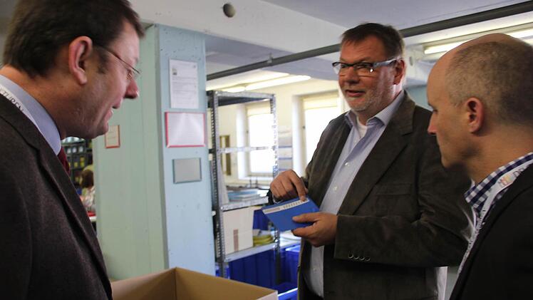 Weitere Bilder vom Rundgang: "Ich entdecke auch immer wieder etwas Neues", bekannte Merget bei der dieser Karte für Krankenhäuser. Foto:Ralf Kestel