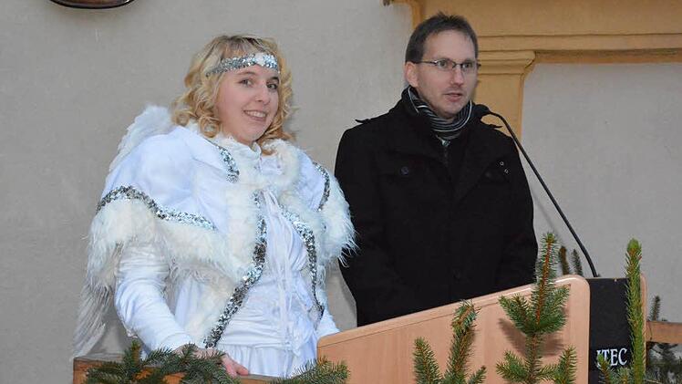 Christkind Desiree Büschel und Bürgermeister Wolfram Thein eröffnen den Weihnachtsmarkt.