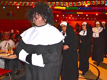 Die Mitglieder des Frauenbundes schlüpften in verschiedene Rollen - unter anderem präsentierten sie sich als singende Nonnen. Foto: Wilfried Roppelt