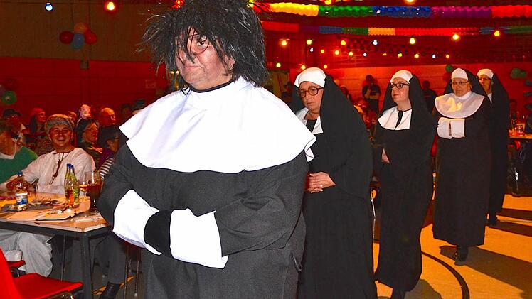 Die Mitglieder des Frauenbundes schlüpften in verschiedene Rollen - unter anderem präsentierten sie sich als singende Nonnen. Foto: Wilfried Roppelt