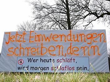 Während die Zeit für die Einwendungen im Rahmen des Planfeststellungsverfahrens allmählich abläuft, bereiten sich die Gegner des Verkehrslandeplatzes auf den Bürgerentscheid am 14. Juni. Die Abstimmung, wie von der CSU gewünscht, abzusagen, kommt für die Mitorganisatorin Simone Wohnig aber nicht in die Tüte. Foto: Berthold Köhler