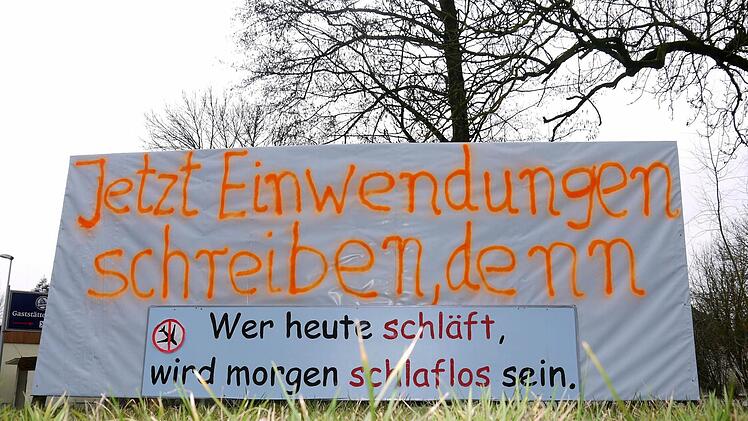 Während die Zeit für die Einwendungen im Rahmen des Planfeststellungsverfahrens allmählich abläuft, bereiten sich die Gegner des Verkehrslandeplatzes auf den Bürgerentscheid am 14. Juni. Die Abstimmung, wie von der CSU gewünscht, abzusagen, kommt für die Mitorganisatorin Simone Wohnig aber nicht in die Tüte. Foto: Berthold Köhler