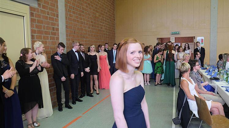 Groß war die Warteschlange der Abiturienten, die einzeln nach Namensaufruf vom Eingang der Erthal-Halle durch den gesamten Saal zur Zeugnisausgabe auf die Bühne schritten. Foto: Gerd Schaar