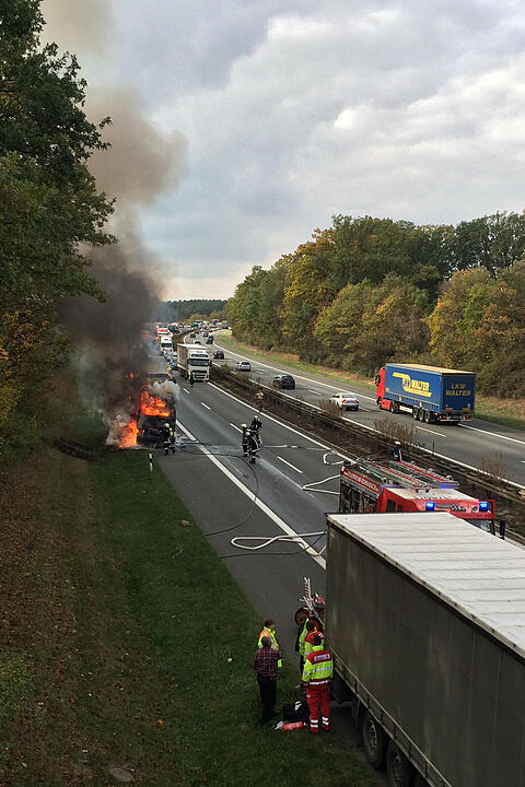 Lkw ging auf der A6 bei Schwabach in Flammen auf