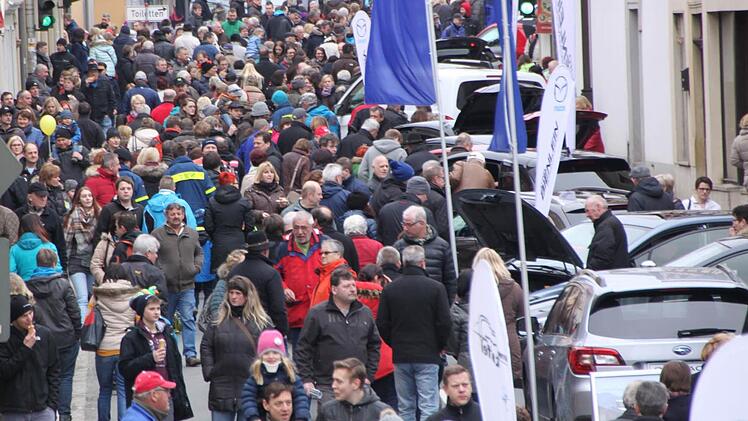 Trotz kühler Witterung waren besonders am Sonntagnachmittag zahlreiche Schaulustige unterwegs, wie hier, in der Bamberger Straße. Foto: Matthias Einwag