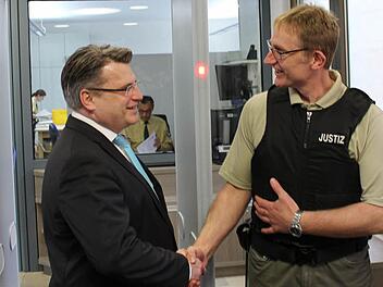 Das Gespräch mit den Justizwachtmeistern, wie in Coburg mit Jürgen Seckel (rechts), gehört für Justizminister Winfried Bausback fest zum Programm seiner Besuche in Bayerns Amtsgerichten. Foto: Ulrike Nauer