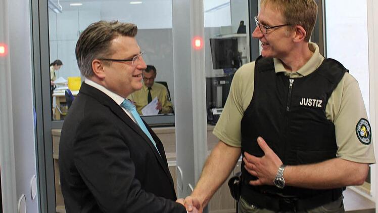 Das Gespräch mit den Justizwachtmeistern, wie in Coburg mit Jürgen Seckel (rechts), gehört für Justizminister Winfried Bausback fest zum Programm seiner Besuche in Bayerns Amtsgerichten. Foto: Ulrike Nauer