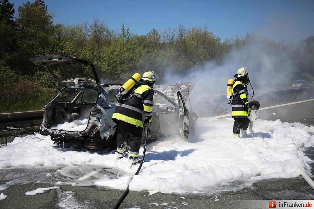 Auto brennt nach Unfall auf A9 aus