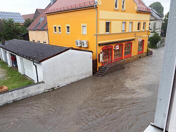 Die Bäckerei Gruber in der Bamberger Straße war während des Wolkenbruches und unmittelbar danach erst einmal nicht zu Fuß zu erreichen.  Foto: pr.