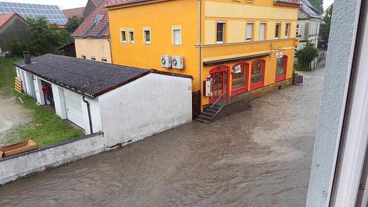 Die Bäckerei Gruber in der Bamberger Straße war während des Wolkenbruches und unmittelbar danach erst einmal nicht zu Fuß zu erreichen.  Foto: pr.