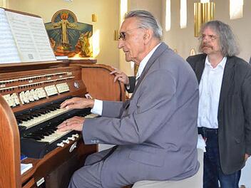 Der Organist Reinhard Lehmann bot mit seinem Benefizkonzert in der Pressiger Herz-Jesu-Kirche einen Ohrenschmaus - rechts Pater Helmut Haagen, der Lehmann eingeladen hatte. Foto: K.- H. Hofmann