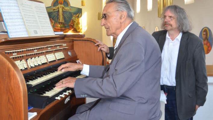 Der Organist Reinhard Lehmann bot mit seinem Benefizkonzert in der Pressiger Herz-Jesu-Kirche einen Ohrenschmaus - rechts Pater Helmut Haagen, der Lehmann eingeladen hatte. Foto: K.- H. Hofmann
