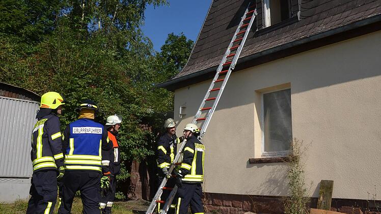 Unter realistischen Bedingungen übten die Feuerwehren aus Bad Kissingen, sowie Aschach und Oberthulba den Ernstfall.  Foto: Peter Rauch