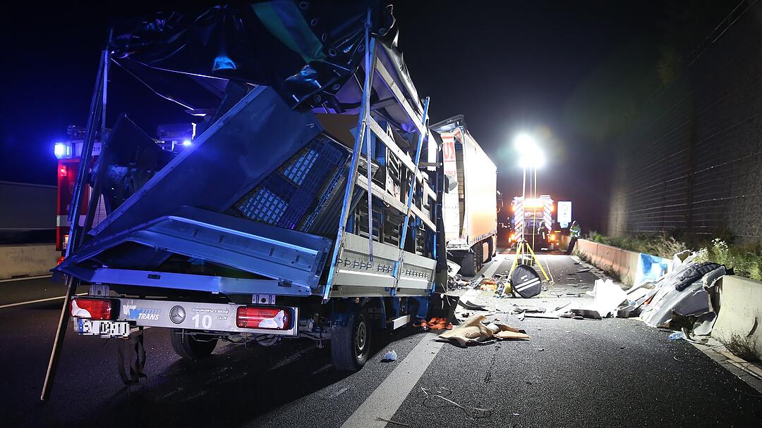 Kleintransporter rast in Lkw: Fahrer tödlich verletzt