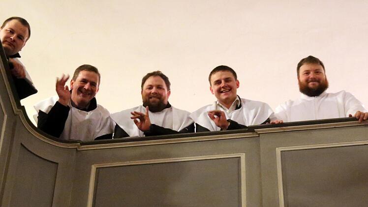 Hoch oben von der Empore übernahmen die Aktiven des Männergesangvereins Liederkranz Seßlach (hier ein Ausschnitt) den Part des Engelschores, unter der Leitung von Pfarrer Tobias Knötig (rechts). Foto: Bettina Knauth