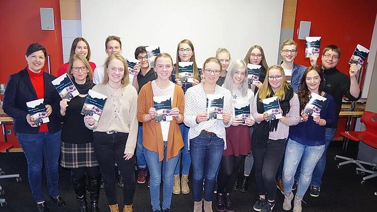 Die Zwölftklässler freuen sich mit ihrer Seminarleiterin Daniela  Millitzer (vorne, Zweite von links) und 2. Bürgermeisterin Angela Hofmann  (links) über den gelungenen Reiseführer.