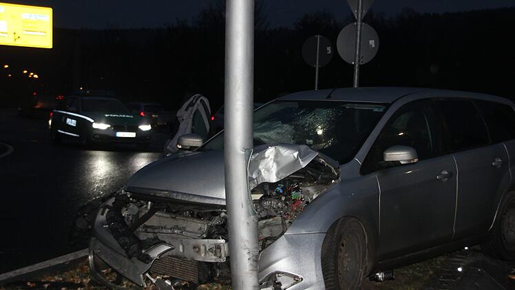 Am frühen Samstagmorgen (24. November 2018) kracht ein Ford Focus aus dem Kreis Hildburghausen gegen den Mast einer Laterne am Kronacher Südkreisel. Ein Mann wird leicht verletzt, der Unfallhergang ist noch unklar. Die Polizei sucht Zeugen. Foto: Andreas Schmitt