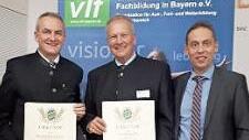Konrad Rosenzweig (l.), Wolfram Schöhl (Ministerialrat und enger Freund Rosenzweigs) sowie Hans Koller (r., Landesvorsitzender des VLF), der die Auszeichnung an die beiden überreichte  Foto: privat