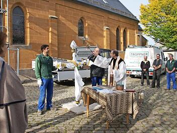 Pfarrer Christian Kaiser segnet das renovierte und neu vergoldete Turmkruzifix. Fotos: Joseph Beck