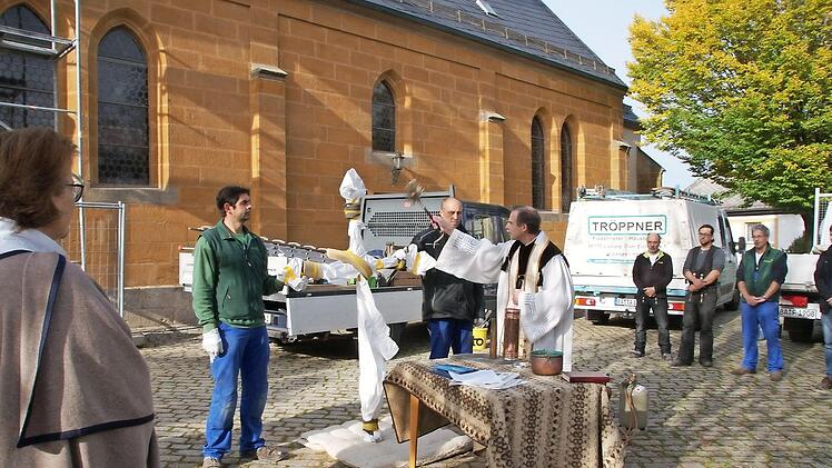 Pfarrer Christian Kaiser segnet das renovierte und neu vergoldete Turmkruzifix. Fotos: Joseph Beck