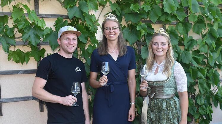 Winzer Lorenz Neder stellt der Fränkischen Weinkönigen und der Ramsthaler Weinprinzessin die Besonderheiten seines Betriebes vor.