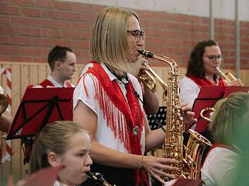 Unter der Leitung von Dirigent Rudi Weber bot die Jugendkapelle Breitenbach/Mitgenfeld beim Frühlingskonzert ein vielseitiges Programm in der Turnhalle Oberleichtersbach. Ím Bild: Sonja Muth bei ihrem Saxofon-Solo „The Story“.