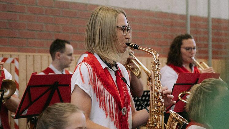 Unter der Leitung von Dirigent Rudi Weber bot die Jugendkapelle Breitenbach/Mitgenfeld beim Frühlingskonzert ein vielseitiges Programm in der Turnhalle Oberleichtersbach. Ím Bild: Sonja Muth bei ihrem Saxofon-Solo „The Story“.