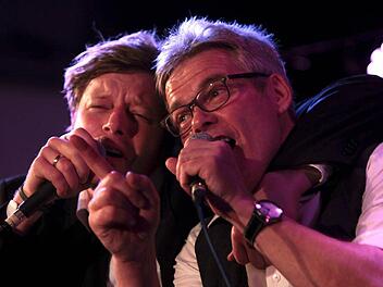 Martin Hungbauer (links) und Thomas Junker haben "Herzklopfen": Augenzwinkernder Abschluss eines rockigen Abends.  Foto: Rüdiger Baumann