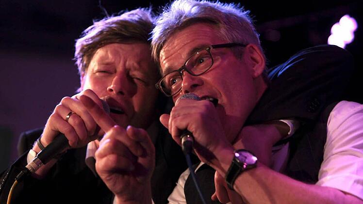 Martin Hungbauer (links) und Thomas Junker haben "Herzklopfen": Augenzwinkernder Abschluss eines rockigen Abends.  Foto: Rüdiger Baumann