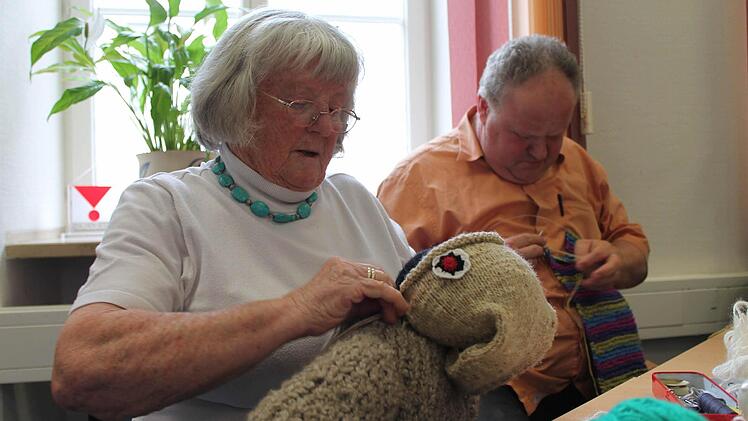 Ruth und Robert arbeiten konzentriert.
