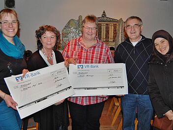 Über jeweils 500 Euro freuten sich Karin Reinshagen (Zweite von links) vom Helferkreis "Asyl", und Renate Hofmann (Mitte) vom Solwodi-Beratungsbüro. Die Schecks überreichten Gemeindereferentin Barbara Voll (links) und Erwin Hippler von der Kirchengemeinde Garitz, rechts Dolmetscherin Reem Lahham (21) aus Syrien. Foto: Sigismund von Dobschütz
