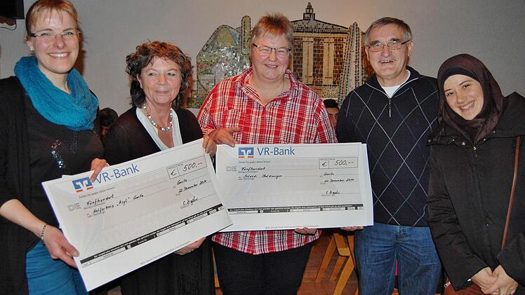 Über jeweils 500 Euro freuten sich Karin Reinshagen (Zweite von links) vom Helferkreis "Asyl", und Renate Hofmann (Mitte) vom Solwodi-Beratungsbüro. Die Schecks überreichten Gemeindereferentin Barbara Voll (links) und Erwin Hippler von der Kirchengemeinde Garitz, rechts Dolmetscherin Reem Lahham (21) aus Syrien. Foto: Sigismund von Dobschütz