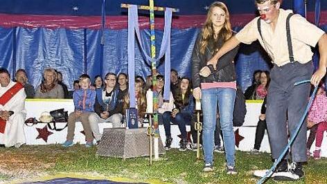 Maike Rautner traut dem Braten scheinbar nicht ganz, als Clown Manuel sie zum Seilhüpfen überzeugen will. Neben gottesdienstlichen Aspekten war es den Verantwortlichen auch wichtig, dass im Zirkuszelt auch viel gelacht wird. Fotos: Ralf Neumann