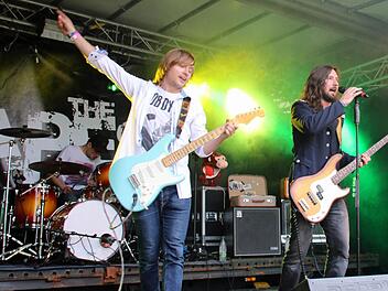 Beim "Rambazamba in der Pampa"-Festival war am Samstag in Untermerzbach für jeden Musikgeschmack eine Band dabei. "The Apes" mit Lokalmatador und Drummer Alexander Schug unterhielten die zahlreichen Besucher mit Experimental Mainstream Rock. Foto: Bettina Knauth