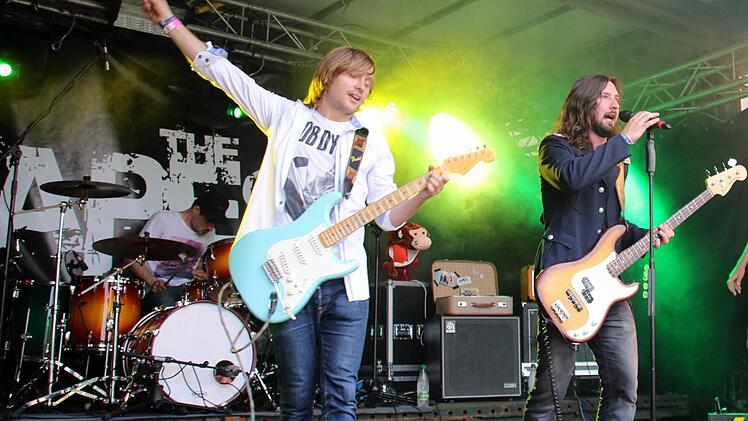 Beim "Rambazamba in der Pampa"-Festival war am Samstag in Untermerzbach für jeden Musikgeschmack eine Band dabei. "The Apes" mit Lokalmatador und Drummer Alexander Schug unterhielten die zahlreichen Besucher mit Experimental Mainstream Rock. Foto: Bettina Knauth