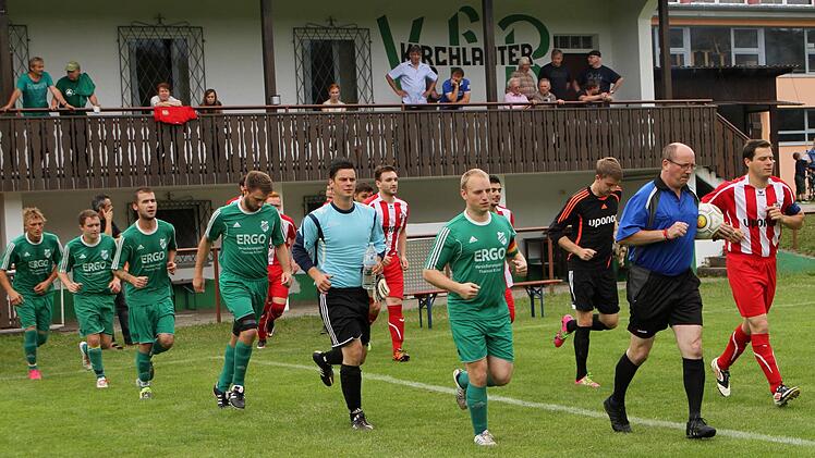 Und los geht's: Die Mannschaften laufen zum ersten Spiel der Saison auf. Links in den grünen Trikots die Kirchlauterer, angeführt von Kapitän Thorsten Ammon, dahinter Torwart Markus Geier