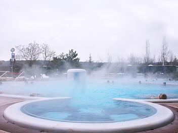 Die Gäste in der Kisssalis-Therme haben es gut: Ihnen kann die Kälte nichts anhaben. Dafür steigen jedoch die Energiekosten.  Foto: Robert Wagner
