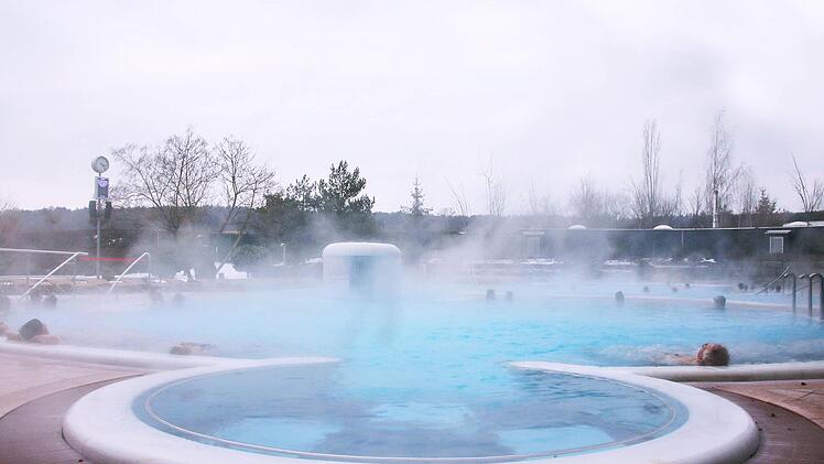 Die Gäste in der Kisssalis-Therme haben es gut: Ihnen kann die Kälte nichts anhaben. Dafür steigen jedoch die Energiekosten.  Foto: Robert Wagner